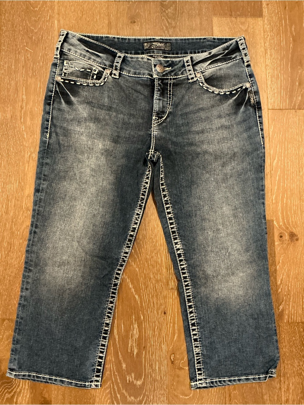 EUC - Women’s Silver Jeans Suki Flap Capris - Size 34